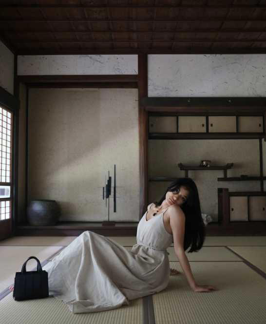 ローラ、洗練されたキャミワンピで大人の魅力を演出！「端麗で美しい