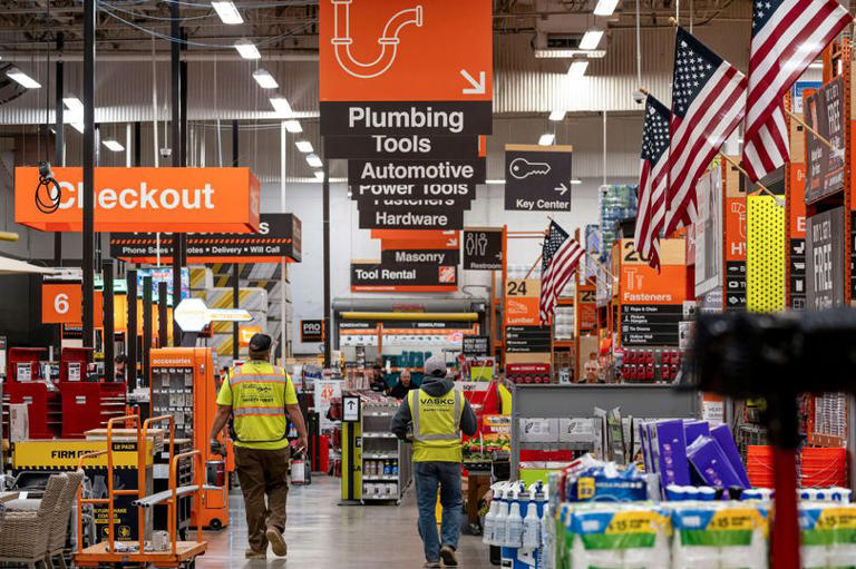 Ted Decker, el director ejecutivo de Home Depot, afirmó en la llamada que la tendencia podría continuar debido a la actual 
