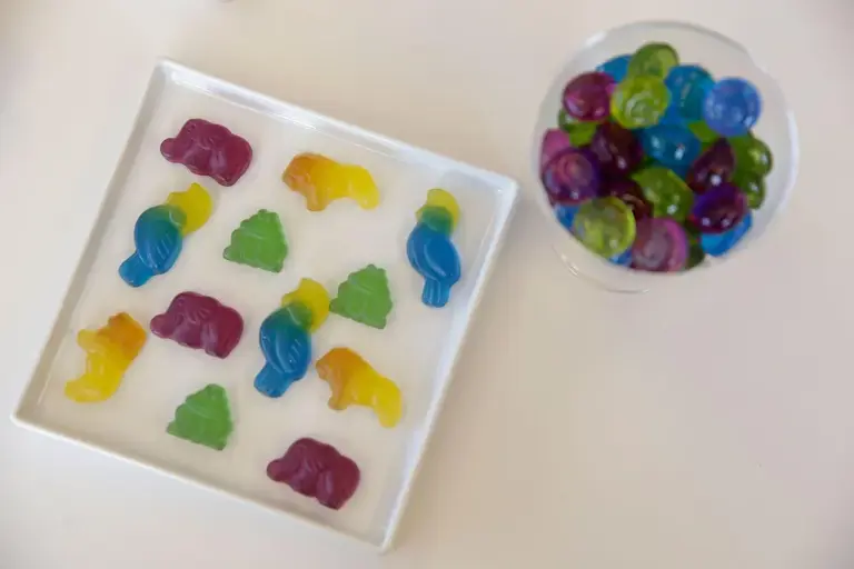 Gomas coloridas com corantes à base de plantas em exposição nos escritórios da GNT, uma marca global de corantes alimentares à base de plantas, em Tarrytown, Nova Iorque, em 2015. Seth Wenig/AP