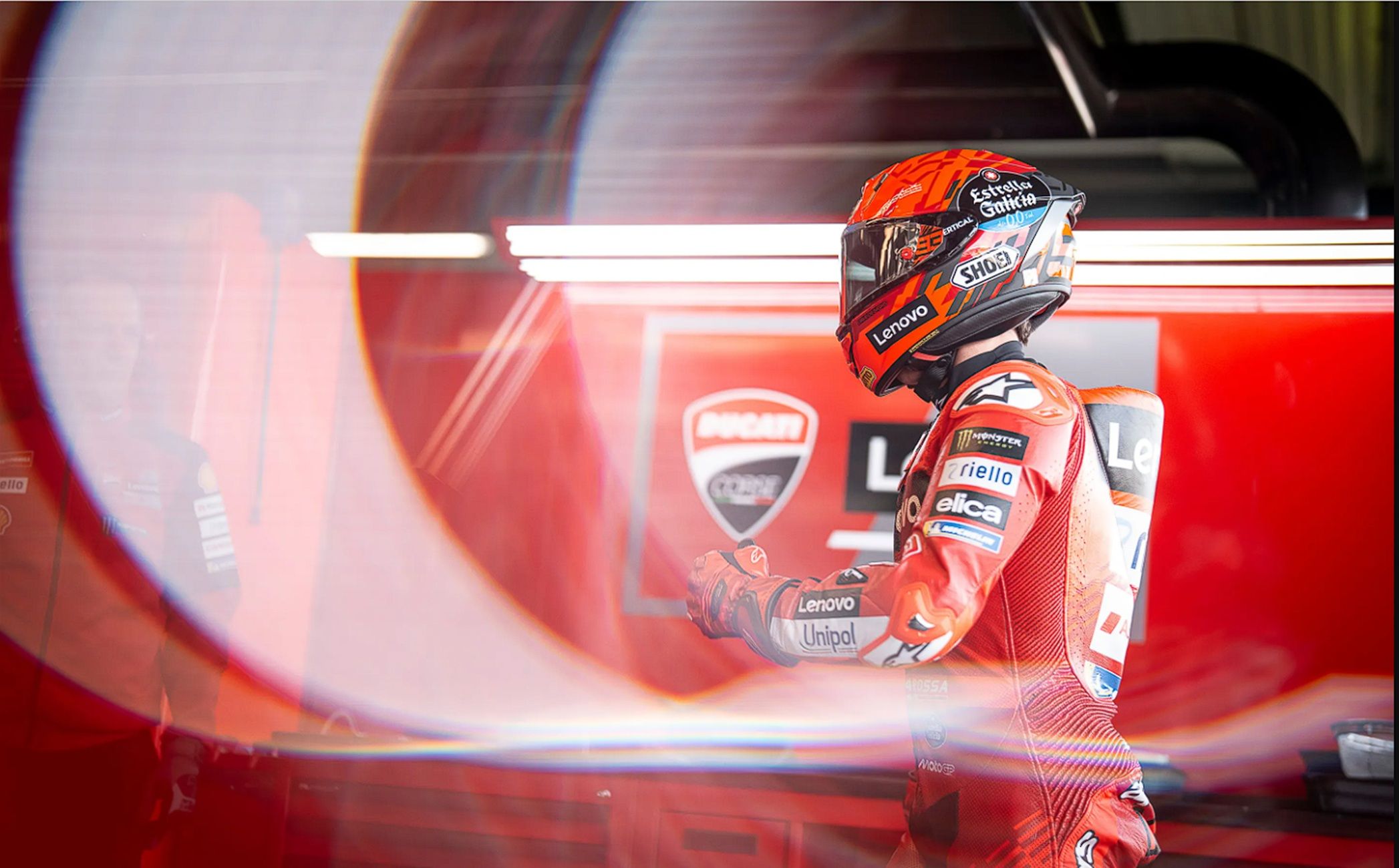 Pembalap Ducati, Marc Marquez, memasuki paddock usai menjalani sesi practice MotoGP Inggris 2025