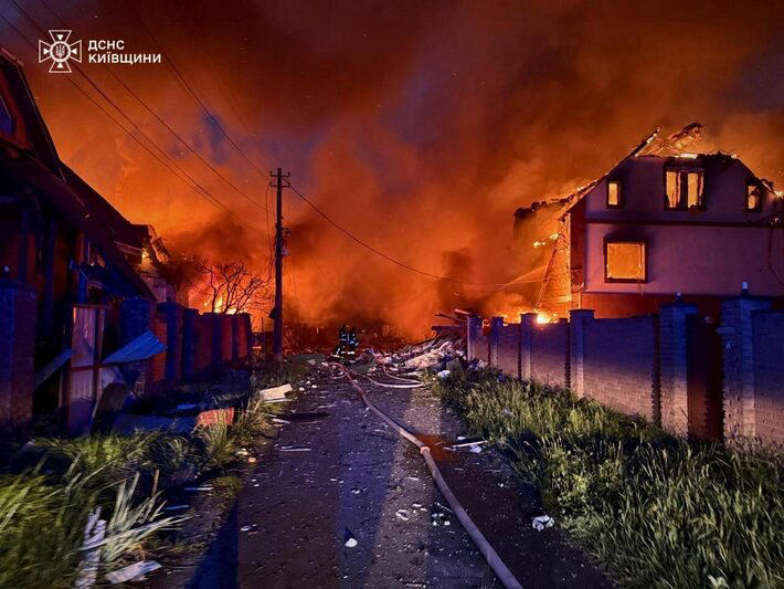 Imagem divulgada pelo Serviço Ucraniano de Emergências de localidade incendiada após ataques russos Foto: Serviço Ucraniano de Emergências via AP