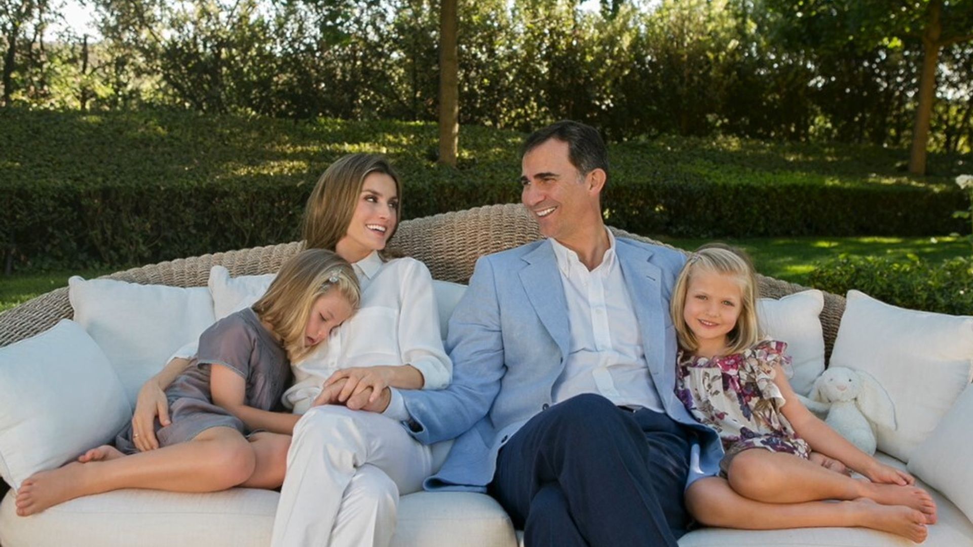 La princesa Leonor abre su álbum familiar: las imágenes nunca vistas junto  a la infanta Sofía