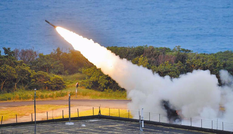我國向美採購29套M142「海馬士」多管火箭系統，日前首度在九鵬基地進行實彈射擊。(中時資料庫)