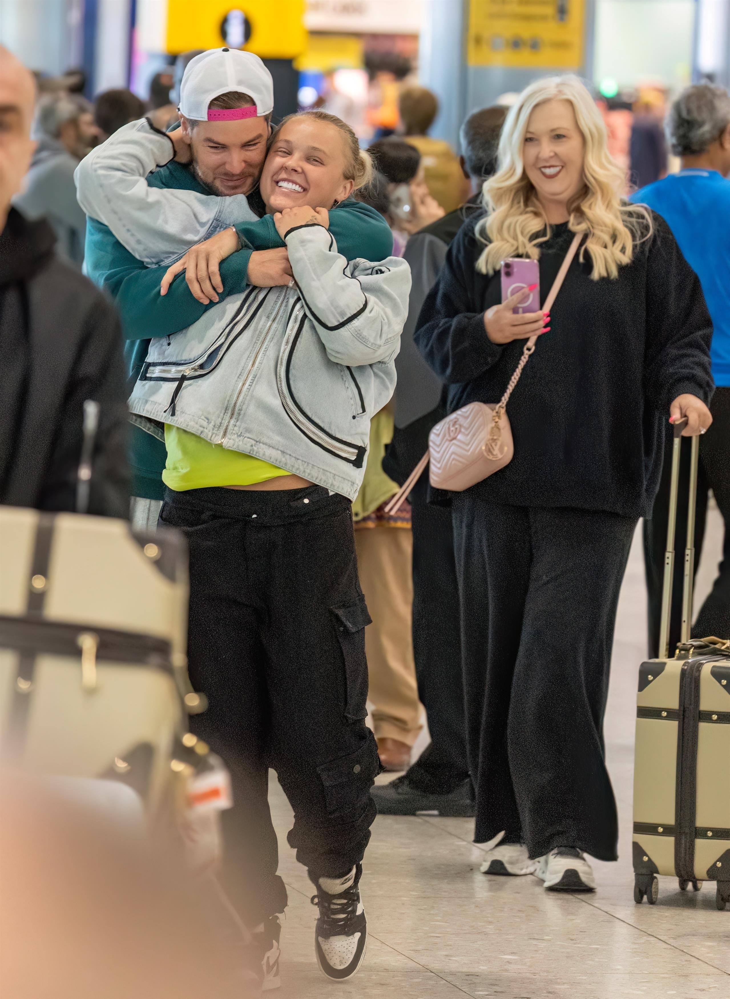 JoJo Siwa and Chris Hughes have affectionate reunion in London after