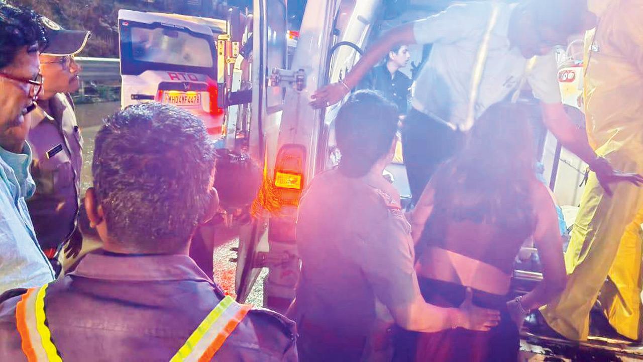 Mumbai-Pune Expressway: Pimpri Chinchwad RTO team rescues injured ...