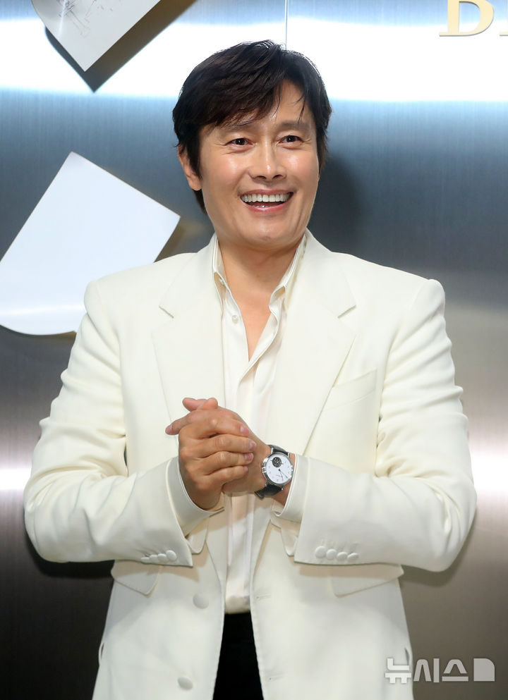 フォト】イ・ビョンホン、白いジャケット＆高級腕時計を身に着け「紳士