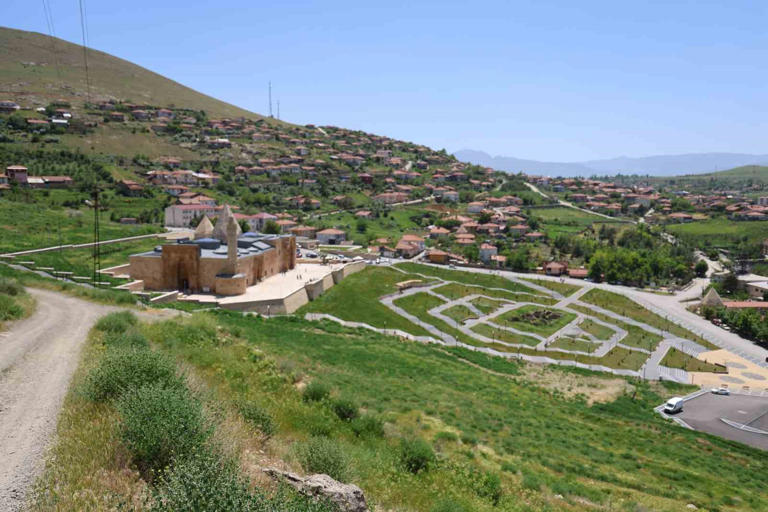 DİVRİĞİ ULU CAMİ VE DARÜŞŞİFASI, 9 YIL SÜREN RESTORASYON ÇALIŞMALARININ ARDINDAN GEÇTİĞİMİZ YIL İBADET VE ZİYARETLERE AÇILMIŞTI.