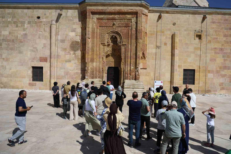 SİVAS’TA 8 ASIRLIK DİVRİĞİ ULUCAMİ’NİN KAPISINDA HER YIL BELLİ DÖNEMLERDE ORTAYA ÇIKAN KURAN OKUYAN VE NAMAZ KILAN İNSAN GÖLGESİ GÖZLENMEYE BAŞLANDI.