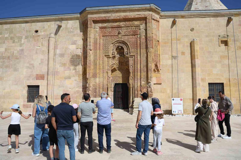SİVAS’TA 8 ASIRLIK DİVRİĞİ ULUCAMİ’NİN KAPISINDA HER YIL BELLİ DÖNEMLERDE ORTAYA ÇIKAN KURAN OKUYAN VE NAMAZ KILAN İNSAN GÖLGESİ GÖZLENMEYE BAŞLANDI.
