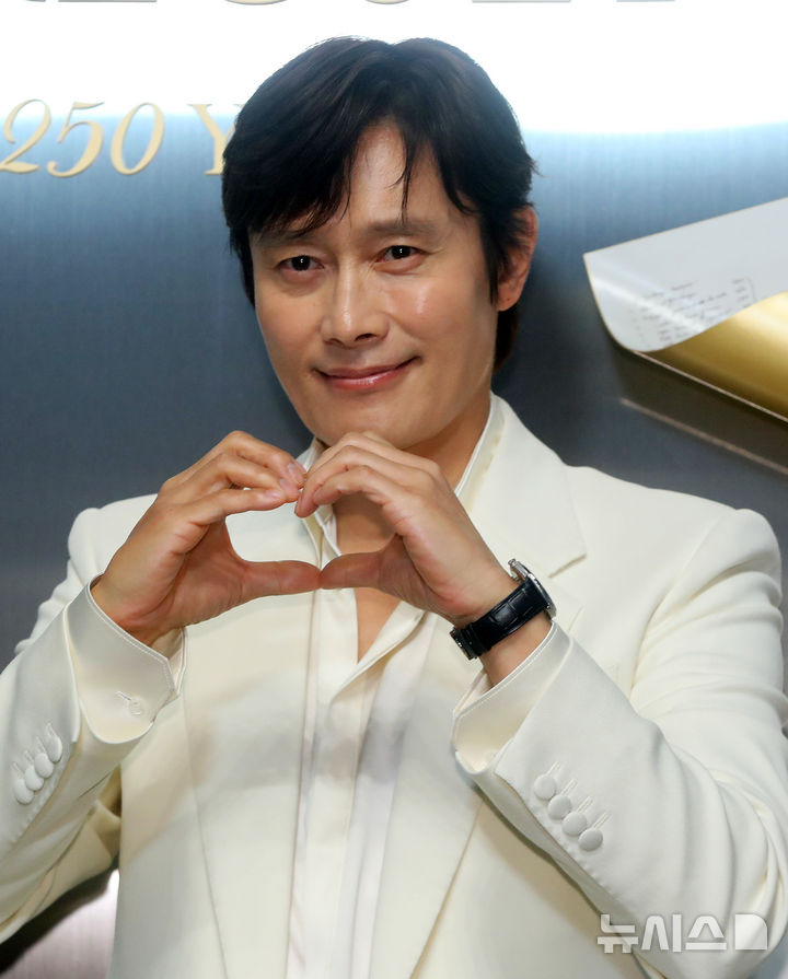 フォト】イ・ビョンホン、白いジャケット＆高級腕時計を身に着け「紳士