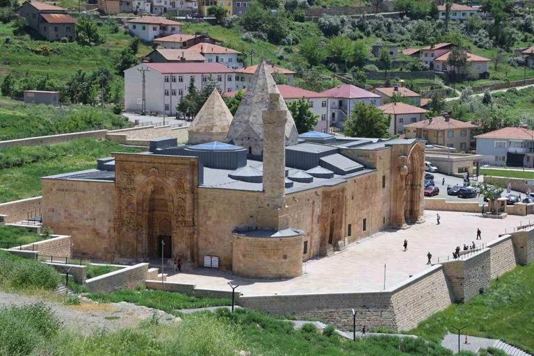 DİVRİĞİ ULU CAMİ VE DARÜŞŞİFASI, 9 YIL SÜREN RESTORASYON ÇALIŞMALARININ ARDINDAN GEÇTİĞİMİZ YIL İBADET VE ZİYARETLERE AÇILMIŞTI.