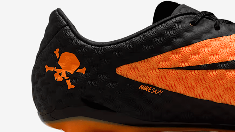 NIKE、“ドクロマーク”の伝説的サッカースパイクが電撃復刻！スター選手