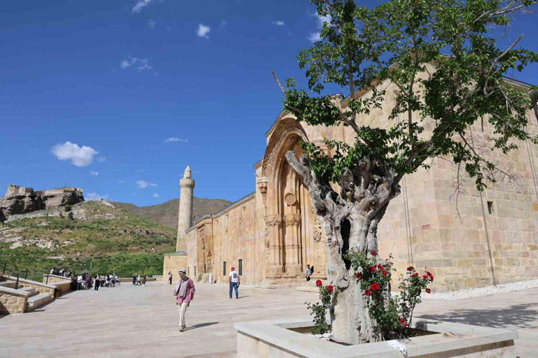 DİVRİĞİ ULU CAMİ VE DARÜŞŞİFASI, 9 YIL SÜREN RESTORASYON ÇALIŞMALARININ ARDINDAN GEÇTİĞİMİZ YIL İBADET VE ZİYARETLERE AÇILMIŞTI.