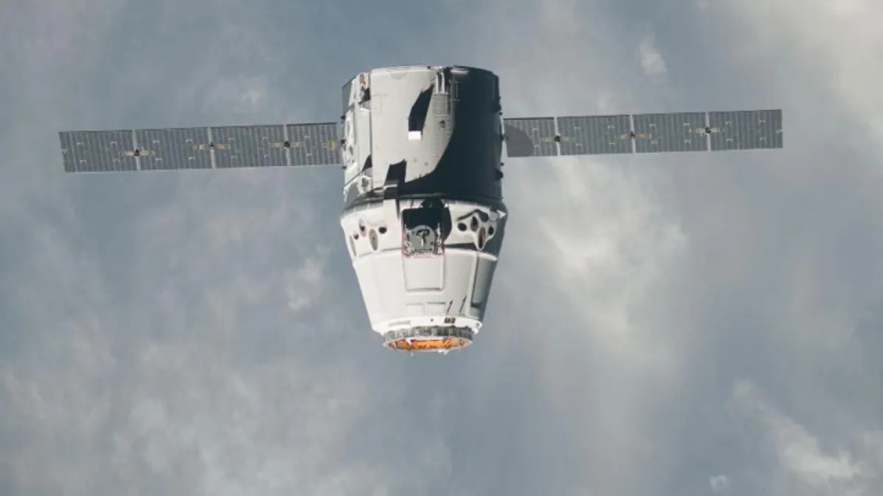 SpaceX Dragon returns to Earth, triggers sonic boom in Southern California