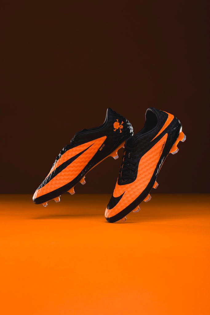 NIKE、“ドクロマーク”の伝説的サッカースパイクが電撃復刻