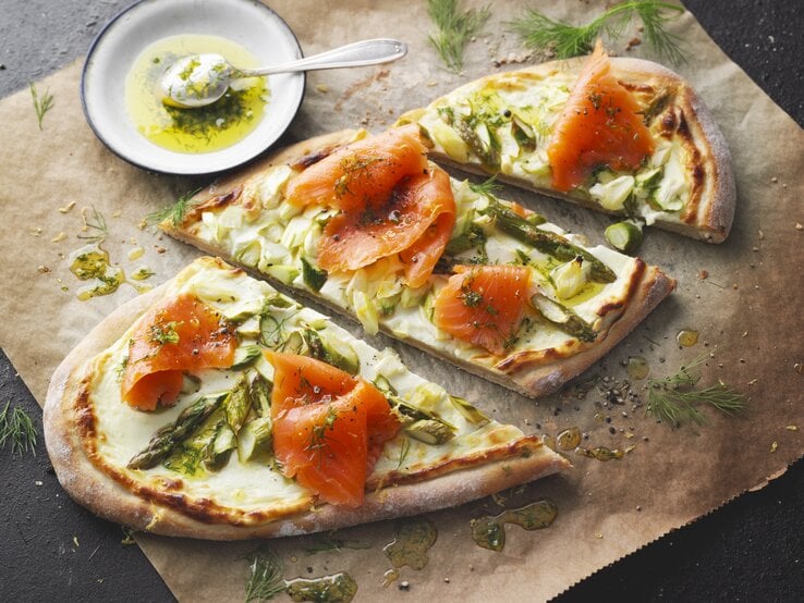 Wirklich köstlich: Knuspriger Flammkuchen mit grünem Spargel