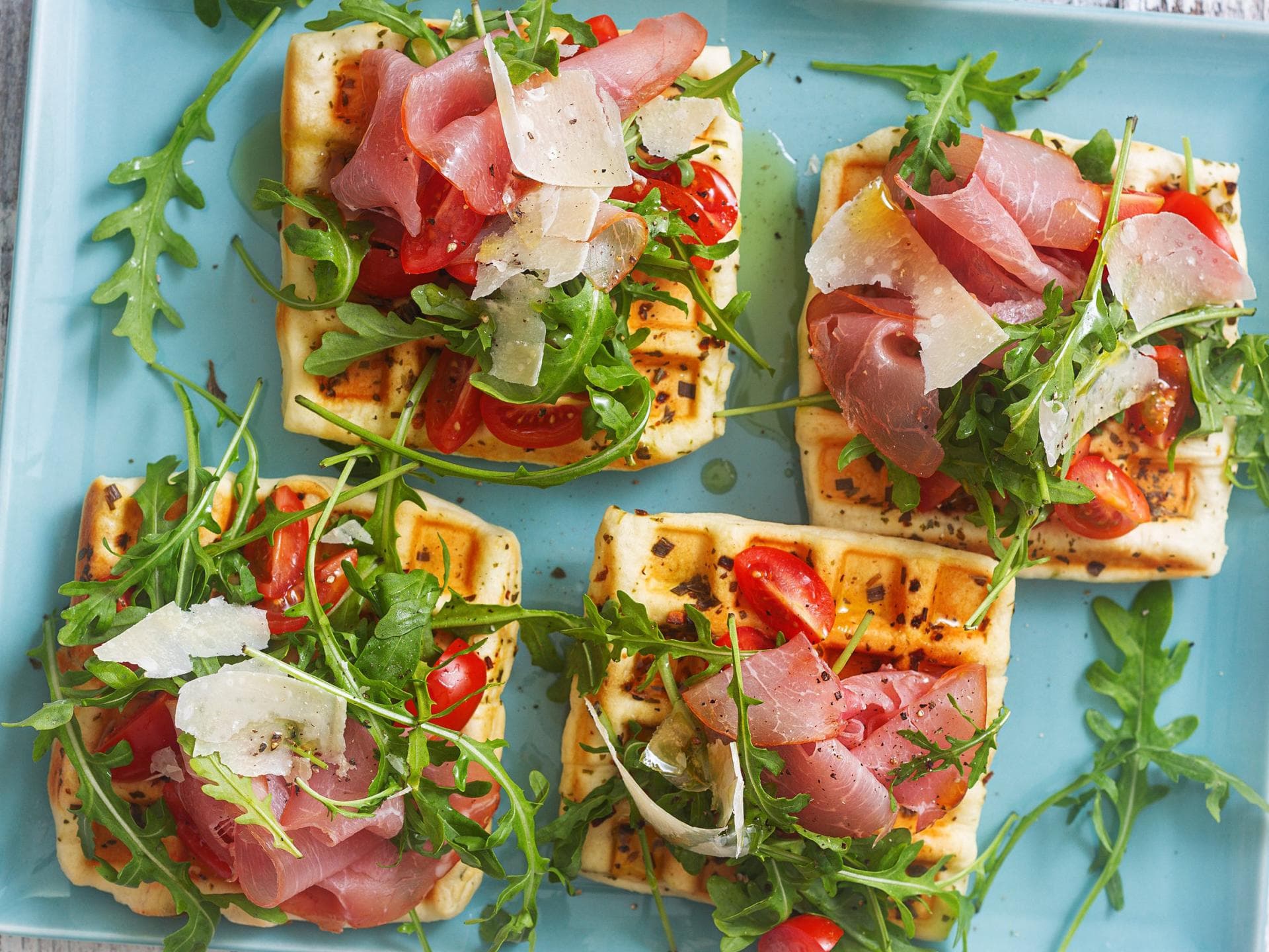 Pizza-Waffeln: Unser herzhaftes Rezept lässt die Herzen von Italienfans ...