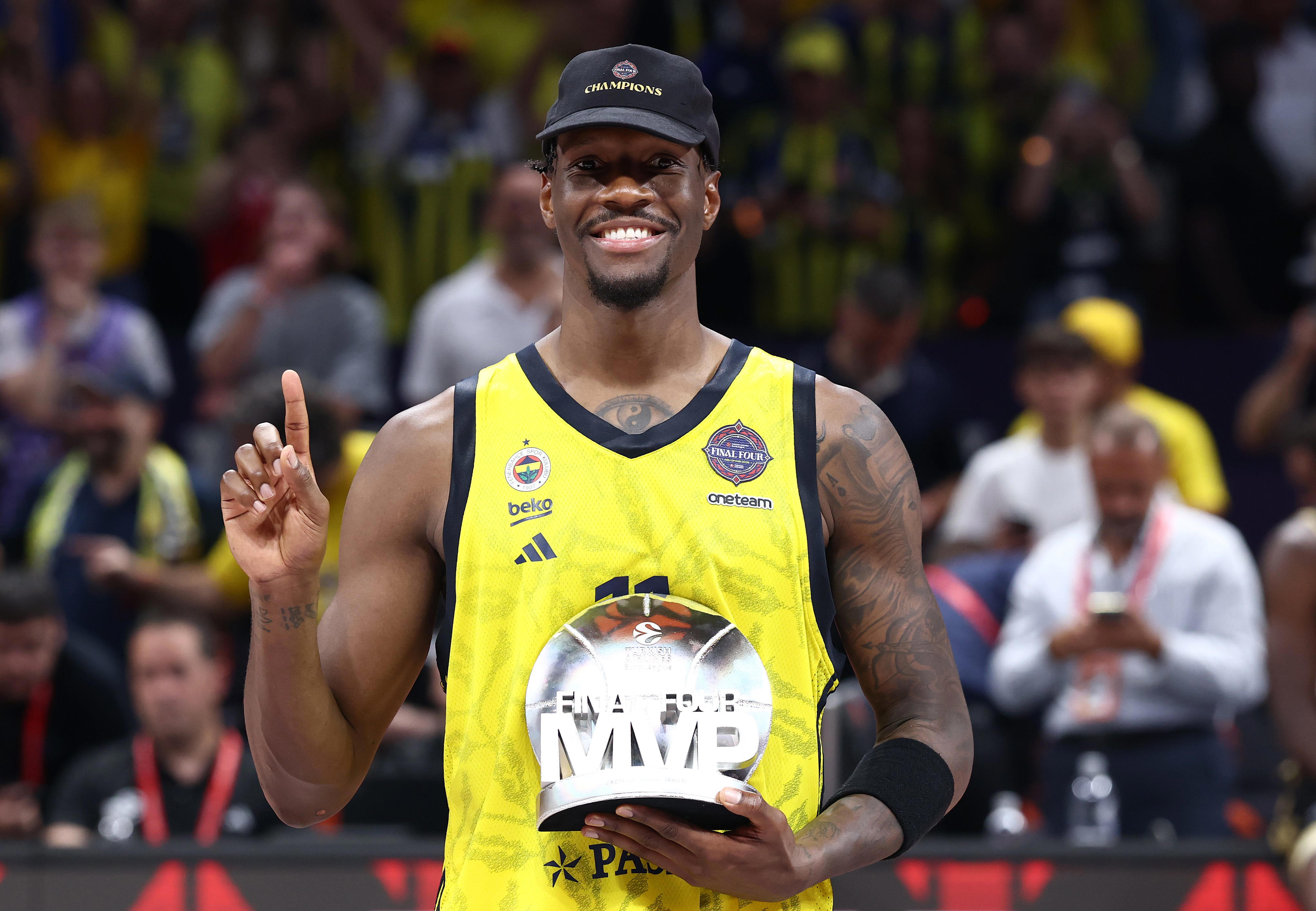 Former Wisconsin basketball star Nigel Hayes Davis officially joins Former Wisconsin basketball star Nigel Hayes Davis officially joins