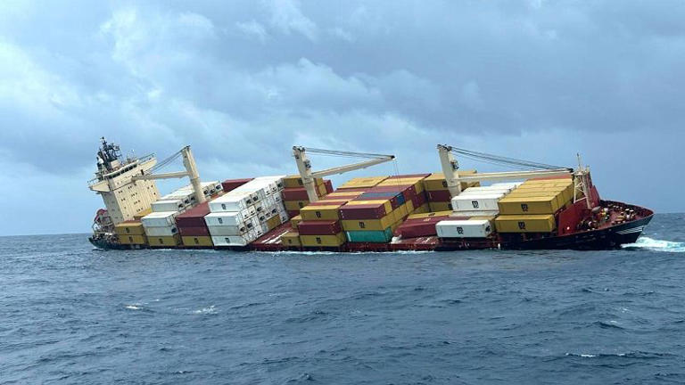 വിഴിഞ്ഞത്തേയ്ക്ക് വീണ്ടും കെമിക്കലുകൾ അടങ്ങിയ ബാരലുകൾ ഒഴുകിയെത്തുന്നു