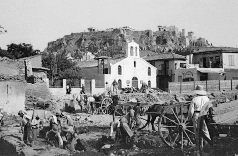 Εργάτες σε εργασίες ανασκαφής.