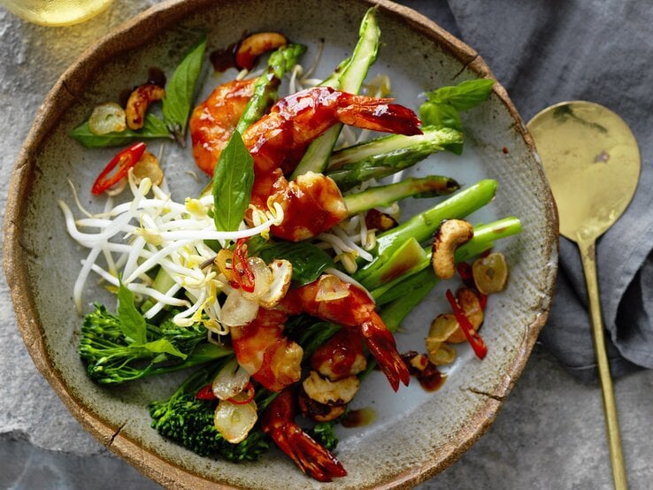 Garnelenpfanne mit Spargel &amp; Brokkolini: Low-Carb-Rezept