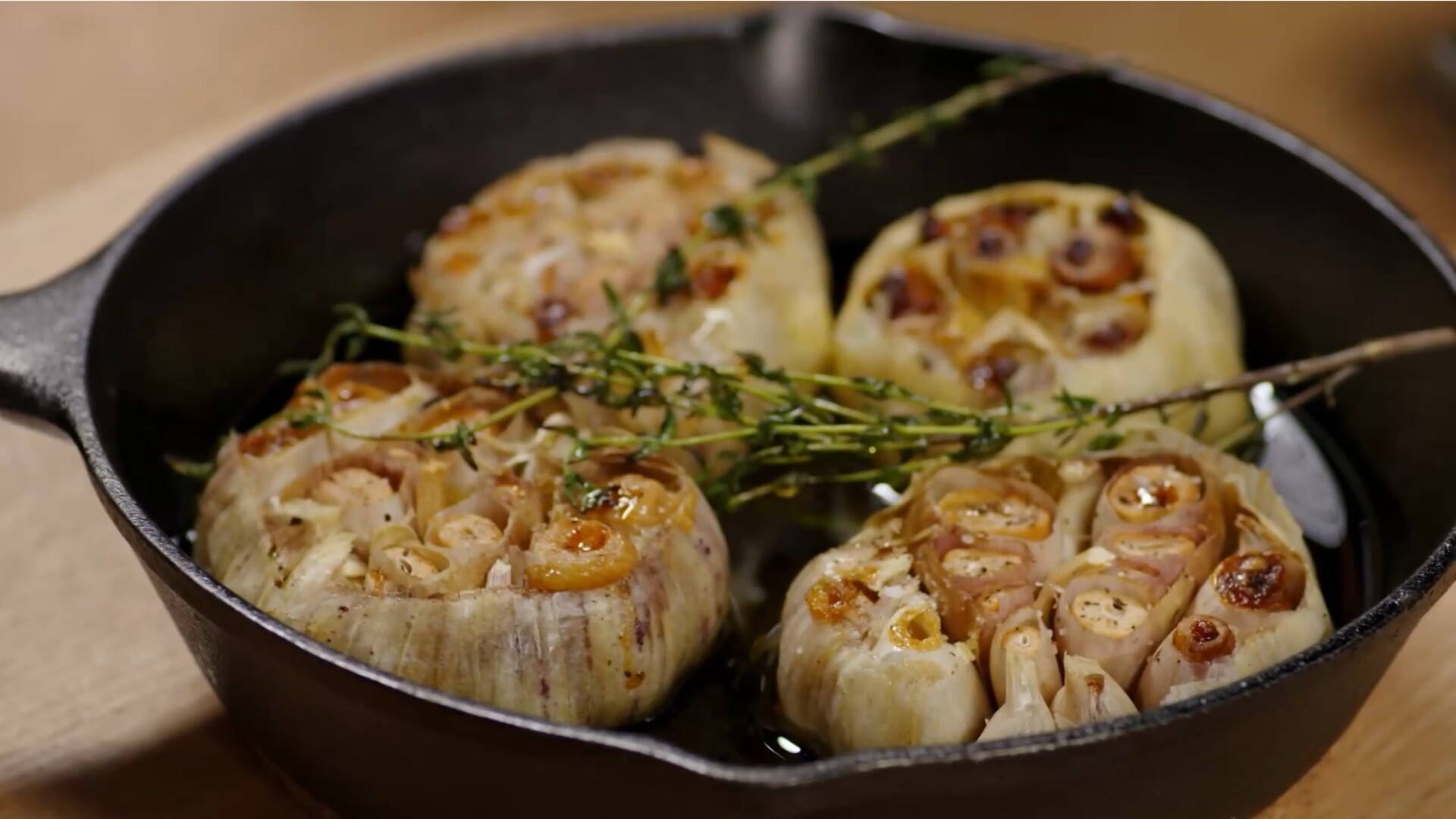 Gebratener Knoblauch mit Olivenöl und Aromaten