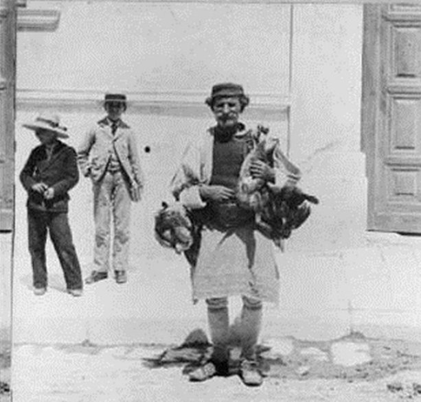 Μωραΐτης κοτοπουλάς στους δρόμους της Αθήνας.