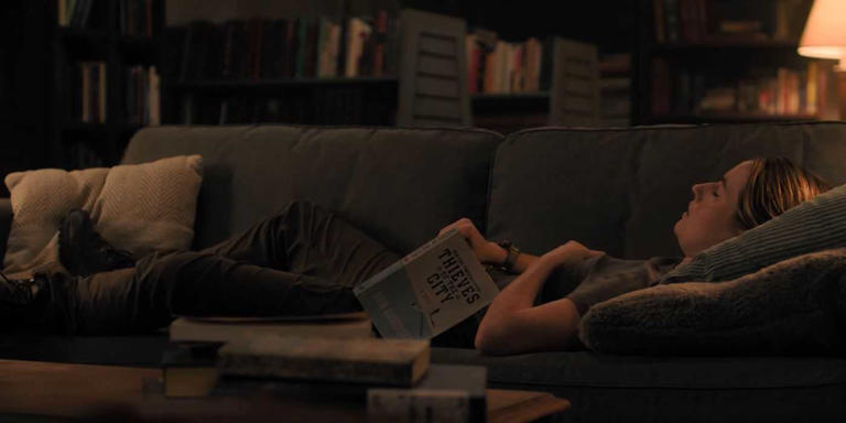 Abby holding Thieves of the City in The Last of Us