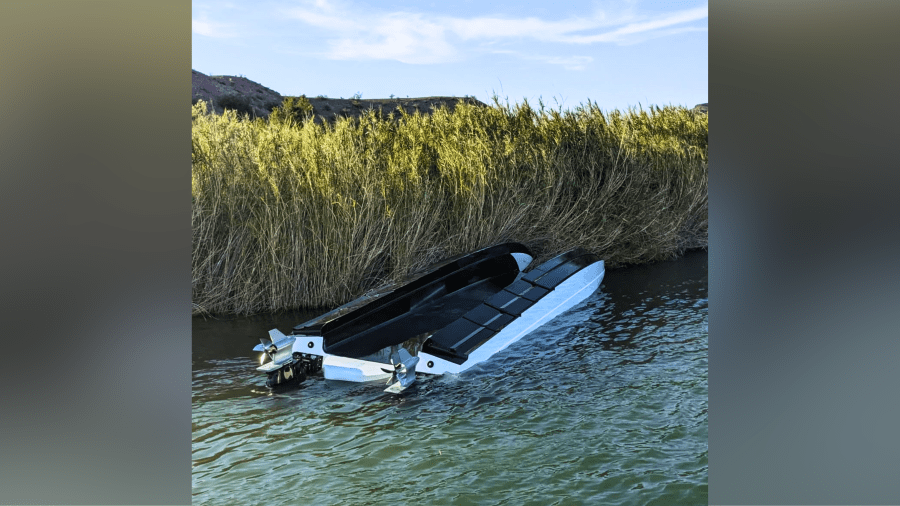 Speeding boat flips over near sandbar on Colorado River, 5 people(00)