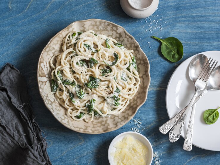 Spaghetti in Spinat-Schmand-Soße: Günstiges Blitzrezept!