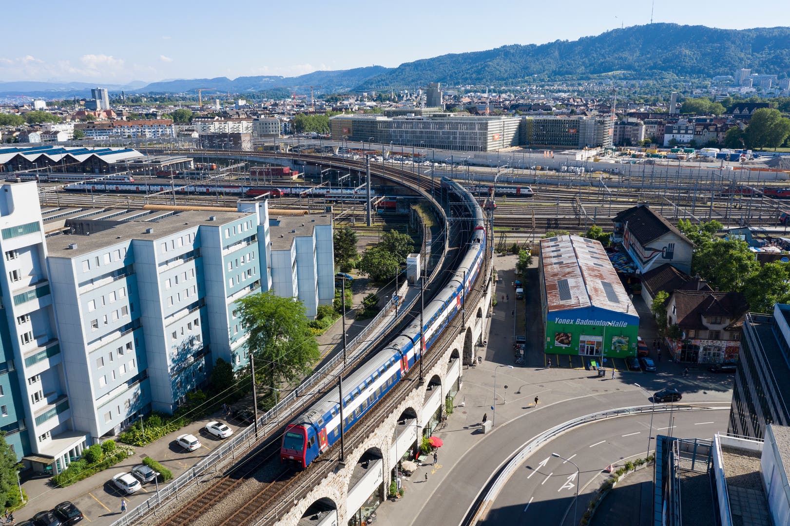 Eine Veloroute gefährdet Zürichs grösste Badmintonhalle. Einer der ...