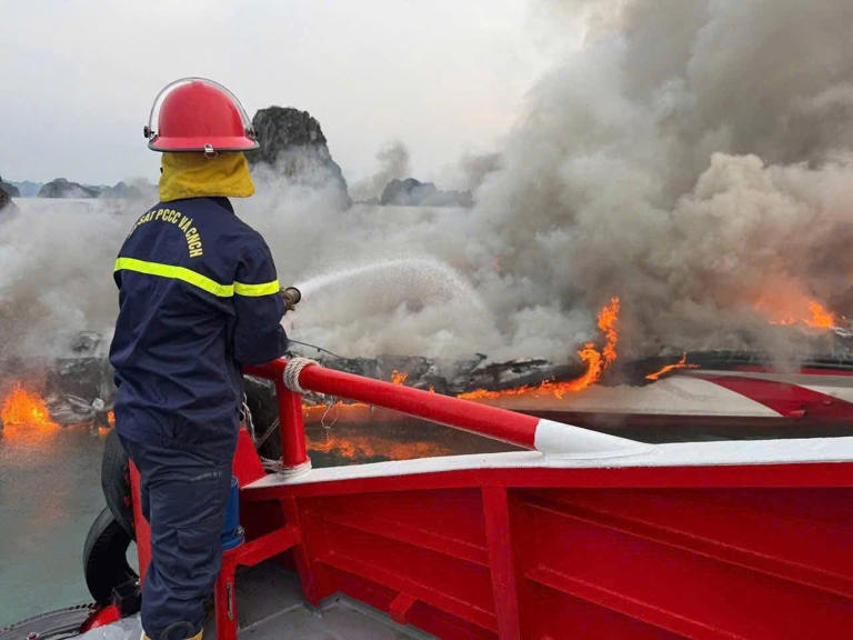 Tiền Phong Ngay sau khi nhận được tin báo, lực lượng chức năng huyện Vân Đồn đã khẩn trương tiếp cận hiện trường. Đến khoảng 18h20, đám cháy mới được khống chế hoàn toàn. Tuy nhiên, tàu Tùng Dương 86 đã bị thiêu rụi hoàn toàn. 1