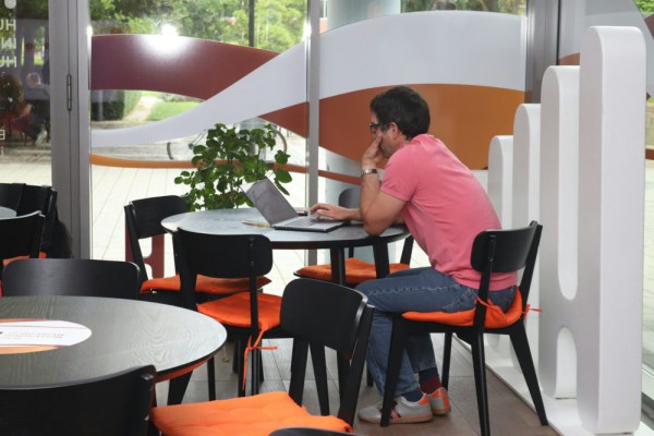 5 Jenis Personalitas MBTI Paling Produktif di Kafe, ENTP Masuk Daftar!