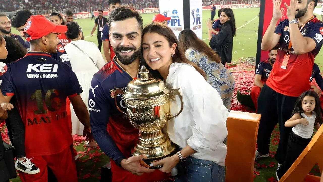 Virat Kohli proudly poses with Anushka Sharma and IPL trophy after RCB's  maiden win: 'She stood