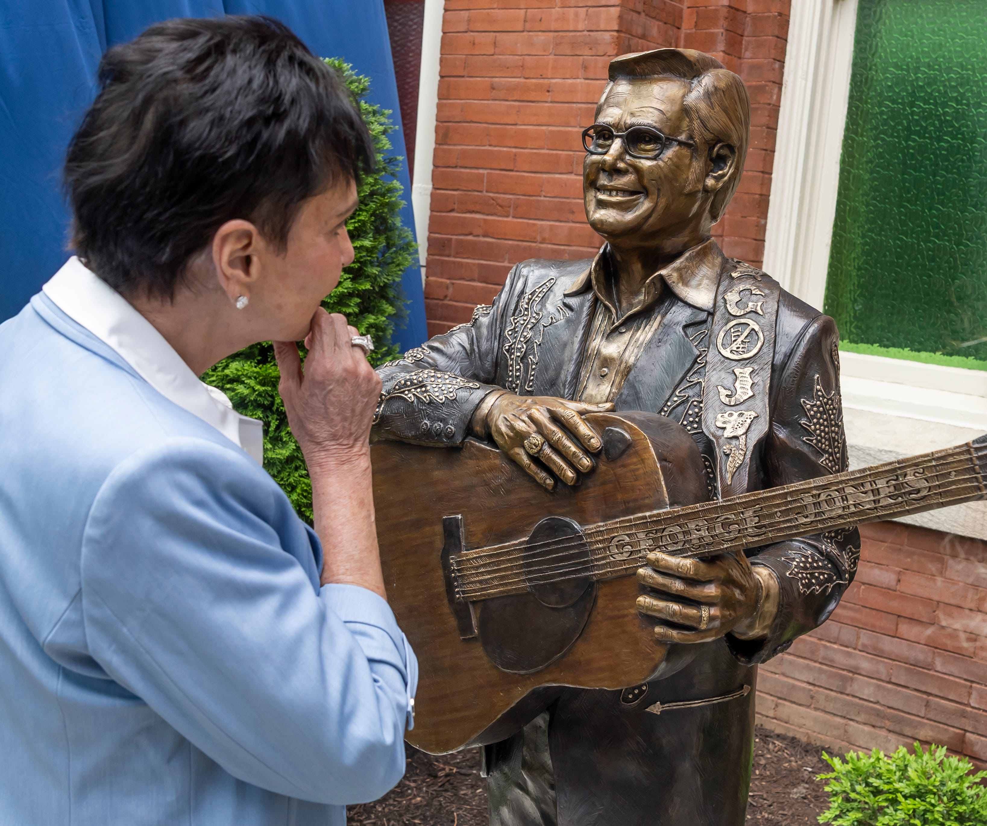 Jones honored with statue on Ryman's Icon Walk