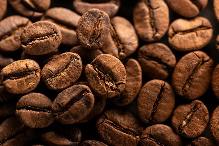 Grão de café do brasil torrado. Foto: Fagner Martins/Adobe Stock