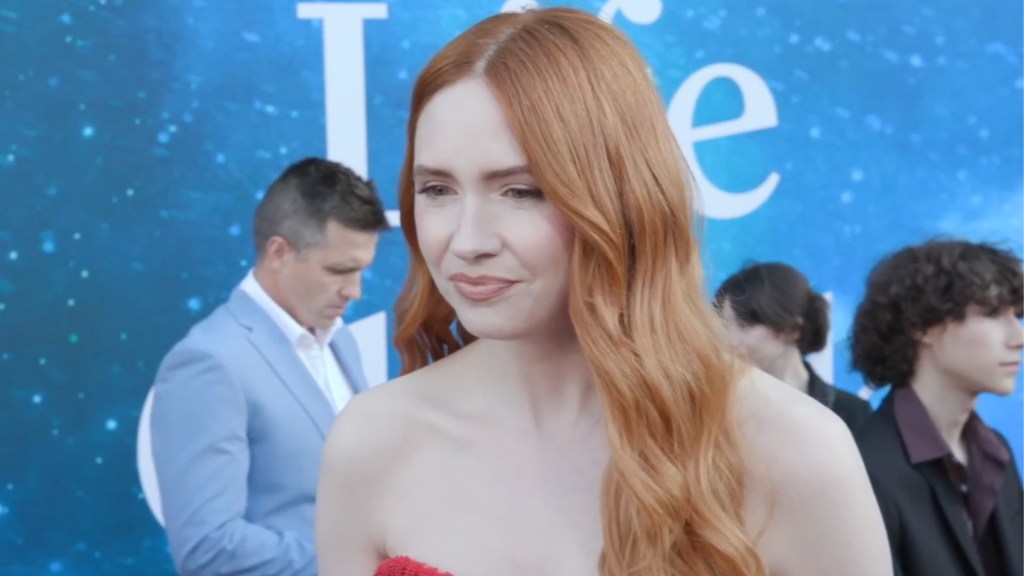 Karen Gillan "Blown Away" by Tom Hiddleston's Dance Moves & Wants to ...