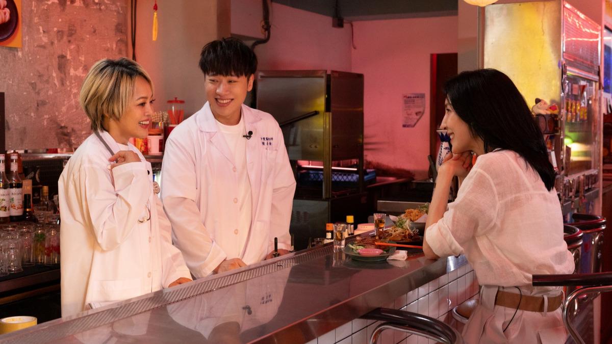 戴愛玲（左起）、小賴和楊謹華暢聊愛情觀。（圖／華納音樂提供）