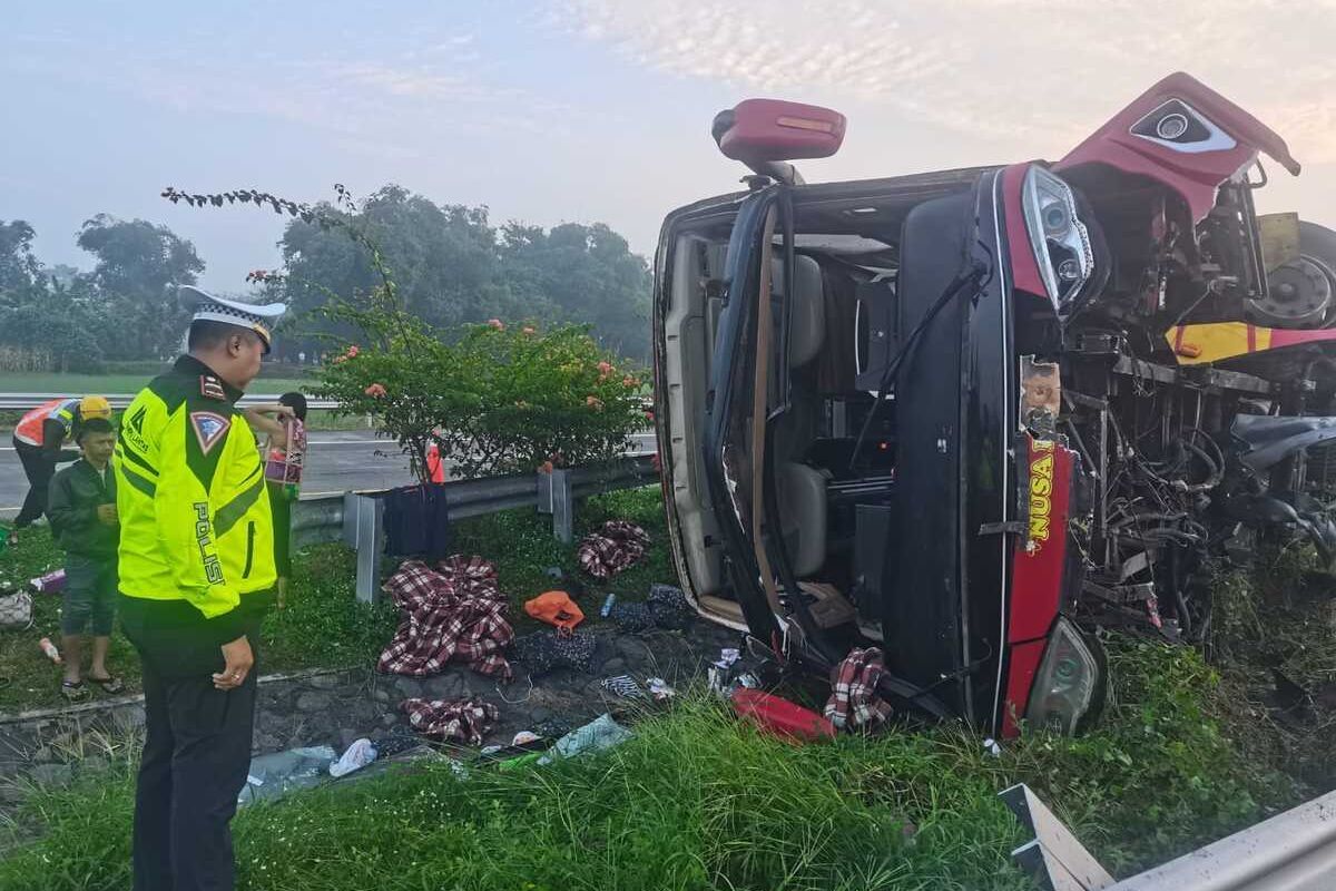 AA1G2HbY PO Nusa Bali Kacau Balau di Jalan Cepat 90 Km/Jam, Enam Roda Terbang