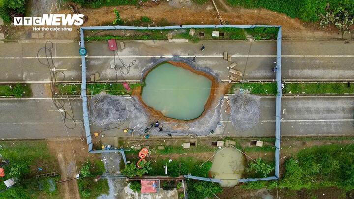 Miệng hố tiếp tục mở rộng, sụt lún khiến công tác tìm kiếm nạn nhân gặp nhiều khó khăn.