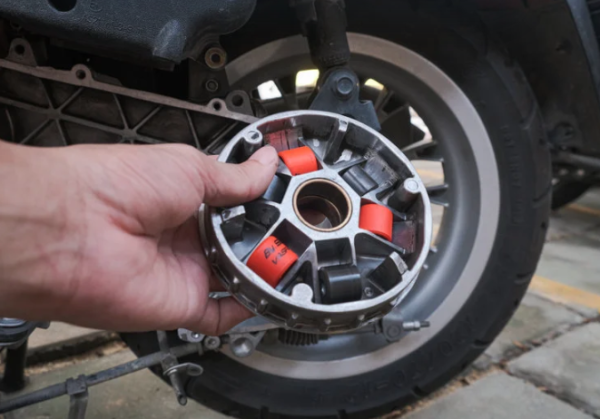 AA1G2qR2 5 Rahasia Buat Membuat Motor Matik Semakin Gagah di Tikungan Tanjakan