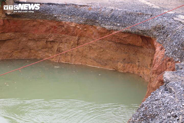 Mực nước "hố tử thần" dâng cao trở lại, có màu xanh.