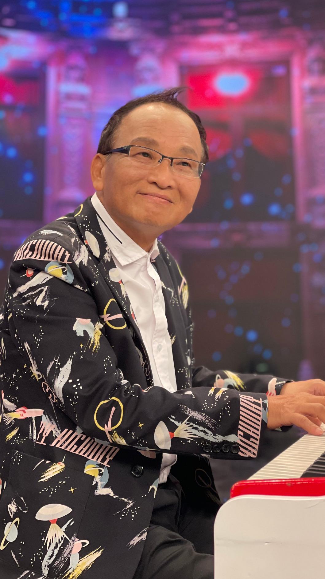 孔鏘當起稱職綠葉，讓主持人、歌手在台上發光發熱。（圖／萬星傳播提供）