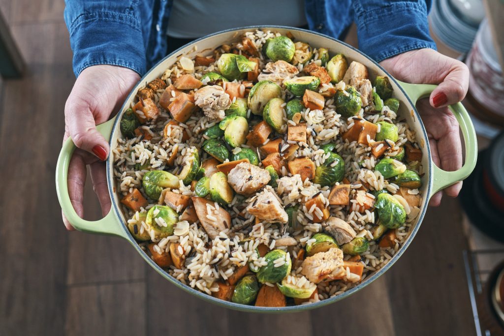 Deftige Bauern-Hühnerpfanne mit Wildreis, Rosenkohl, Grünkohl, Zwiebeln ...