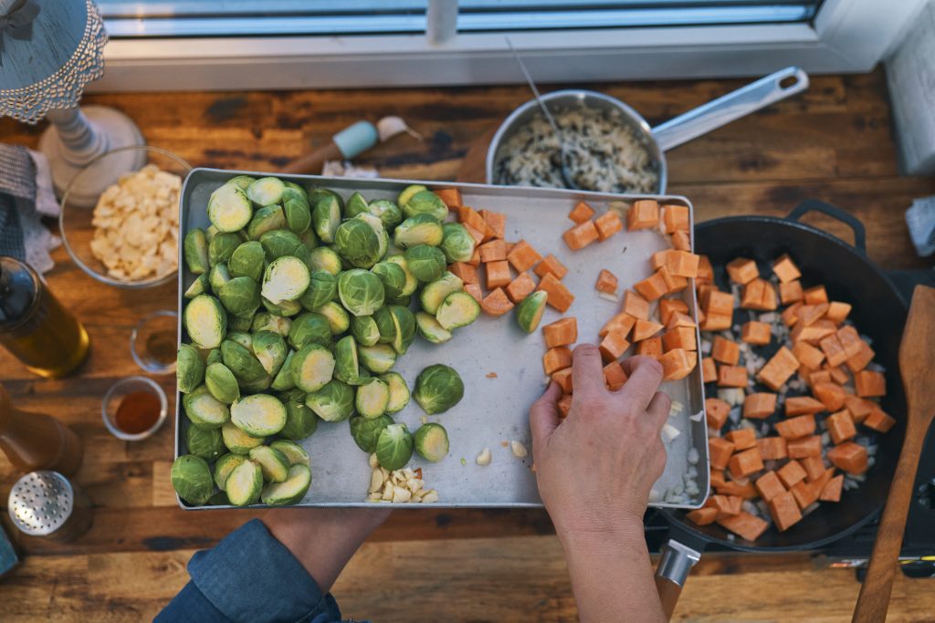 Deftige Bauern-Hühnerpfanne mit Wildreis, Rosenkohl, Grünkohl, Zwiebeln ...