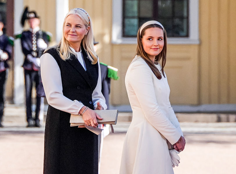 Kronprinsesse Mette-Marit og prinsesse Ingrid Alexandra på Slottsplassen. Foto: Lise Åserud / NTB