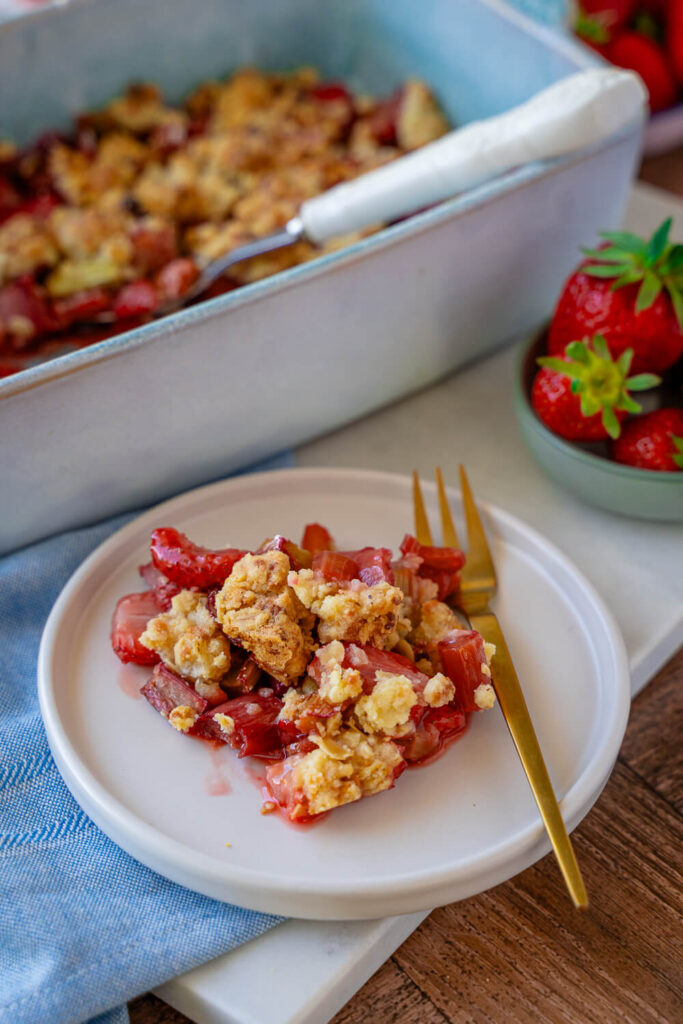 Erdbeer-Rhabarber-Crumble wie bei Oma – so lecker &amp; so einfach