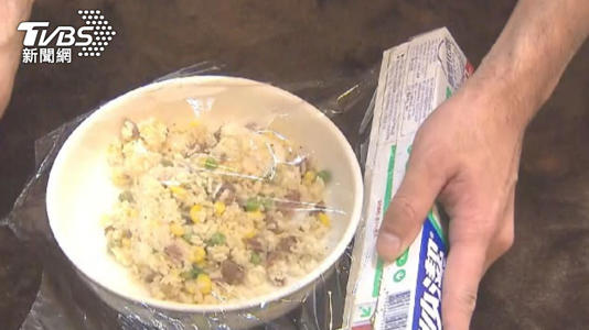 不少人習慣用保鮮膜封存吃不完的食物，但這舉動恐把毒素吃下肚。（示意圖／TVBS資料照）