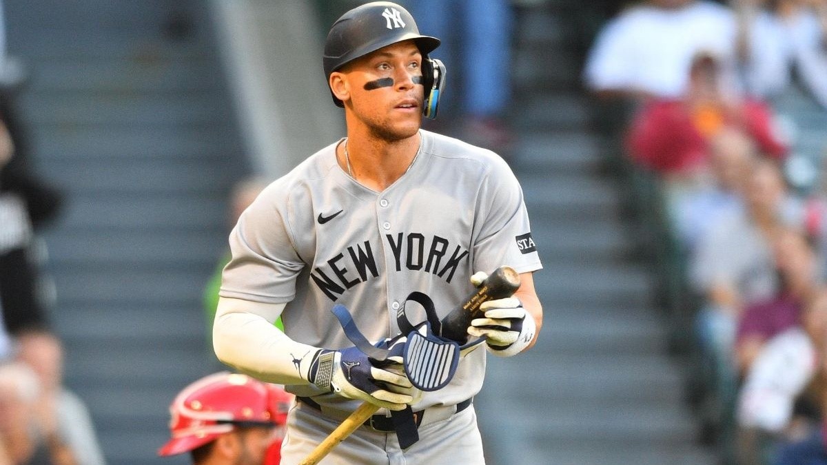 MLB The 20,000 Diamond Necklace Yankees Teammate Gifted to Aaron