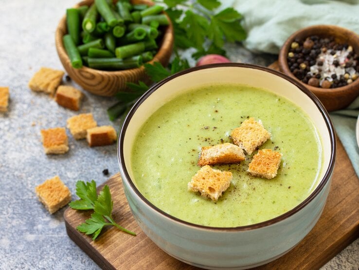 Bohnen-Suppe mit Schmand: Einfaches Rezept von der Oma